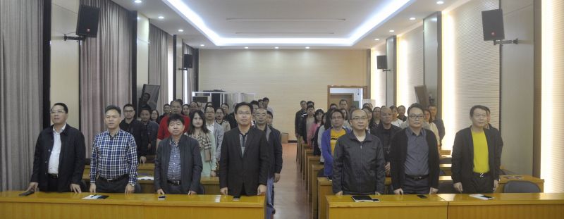 001在英武雄壮的国歌声中，整个党员职工起立致敬.jpg