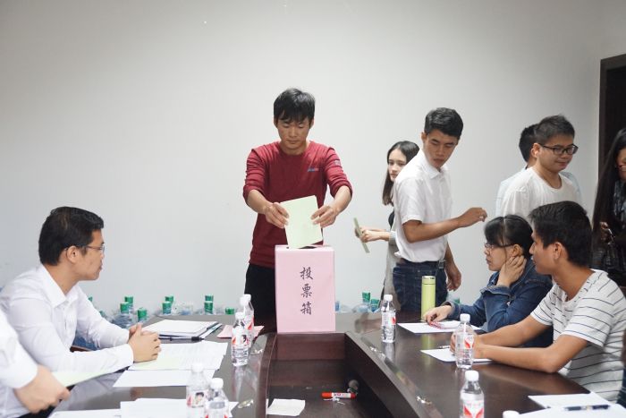 1511322069137684.jpg 无记名投票选举现场.jpg
