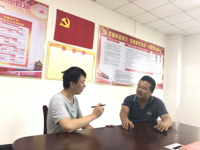 1530764708128183.jpg 向金涛与同事互换谈心.jpg
