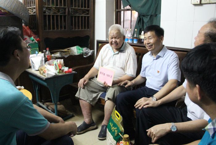 1530765097140257.jpg 与退休老党员劳仕香围坐在一路互换.jpg