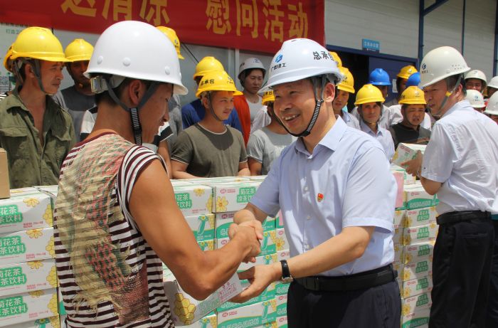 1530765295720610.jpg 侯立林将慰问品送到项目人员手中.jpg