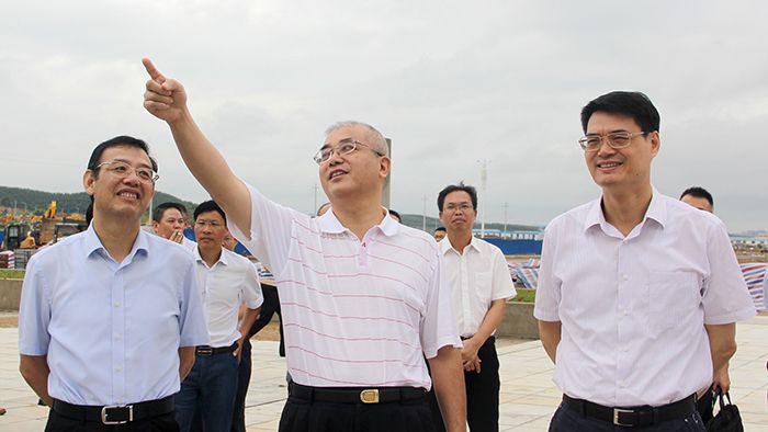 1536031321133316.jpg 金宁运(右一)陈建军(中)唐咸仅(左一)查看项目介绍、施工建设展板.JPG