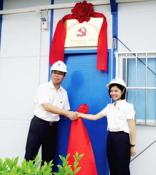 4.1陈祖训为项目党支部成立揭牌。谢微旋 摄700.JPG