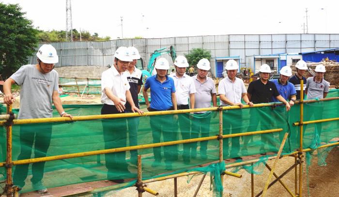 2.1陈祖训深刻施工现场进行查抄领导。谢微旋 摄700.JPG