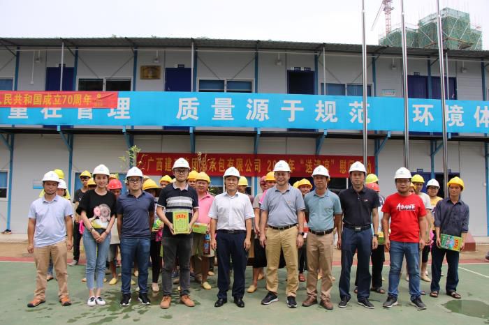 1送清冷活动现场。农茜茜 摄700.JPG