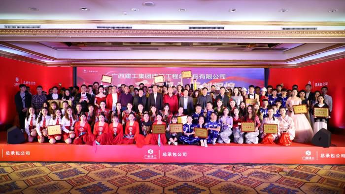 1579566918193729.jpg 4.10所有演员与公司辅导合影700.JPG