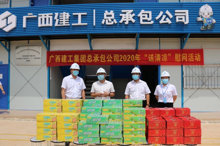 1陆烜送清冷慰问品。 黄璐璐 摄.jpg