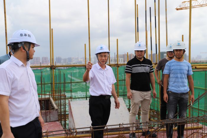 领导现场施工。侯建杰 摄.jpg