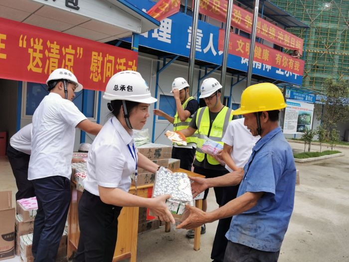黄春玲给农夫工奉上清冷慰问品。 王瑾贞 摄.jpg
