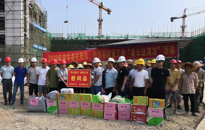 “送清冷”活动现场。 梁武益 摄.jpg