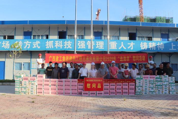 慰问现场。 杨俊峰 摄.jpg