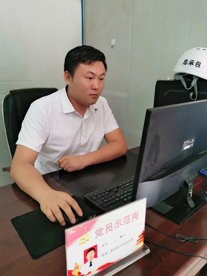 鲁立在办公室。冯翔  摄.jpg