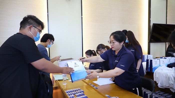 为新员工发放胸片、衣服等。李立云 摄.JPG