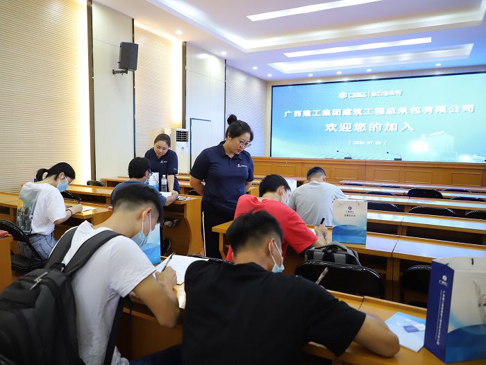 新员工签署劳动合同。李立云 摄.JPG