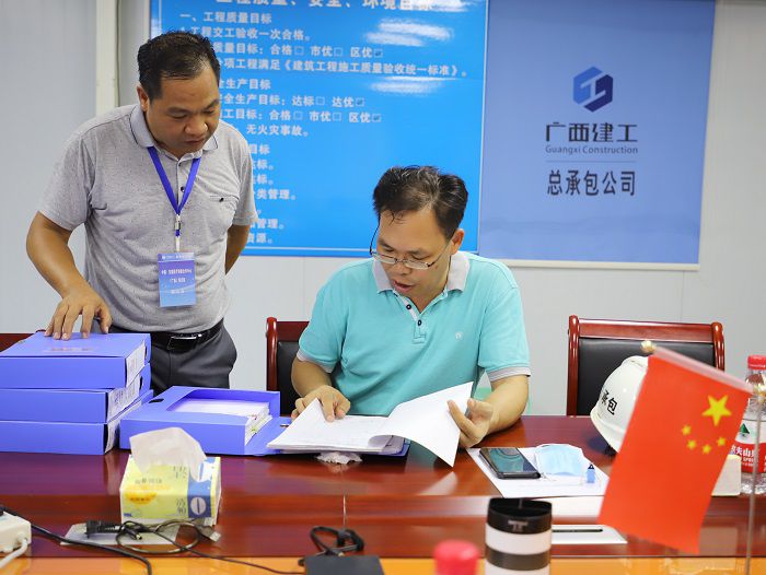 陈祖训查抄项目安全资料。 李立云 摄.JPG