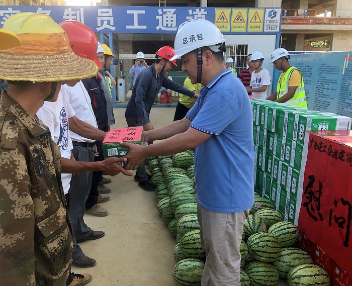 发放清冷物资。卢瑞阳 摄.JPG
