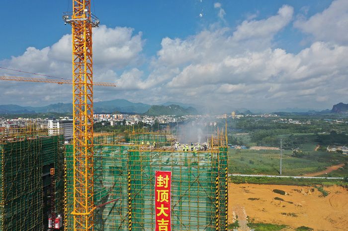 封顶照片。卢瑞阳 摄.JPG