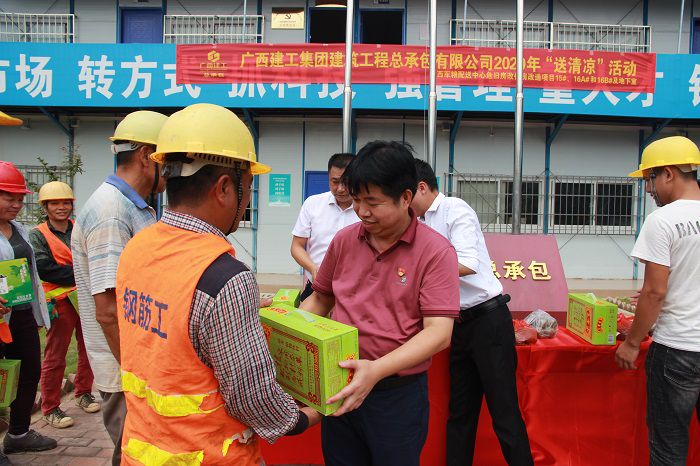 岑廷义在给工人发放慰问品。邓灿滨 摄.JPG