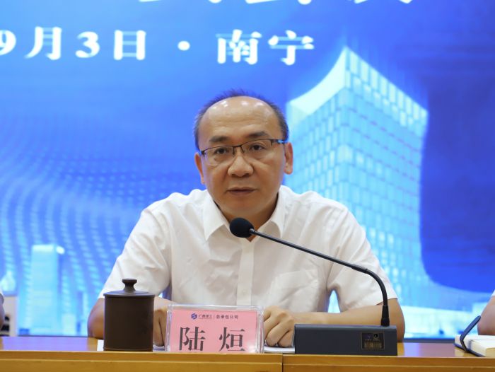 陆烜主持。李立云 摄.jpg