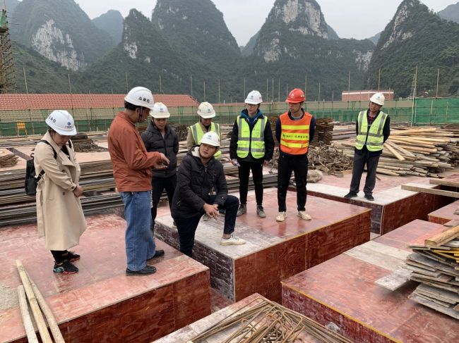 宏伟模板施工现场。陈志健 摄.jpg