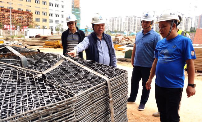 公司党委副书记、纪委书记、工会主席岑廷义深刻现场查看。谢微旋 摄.jpg