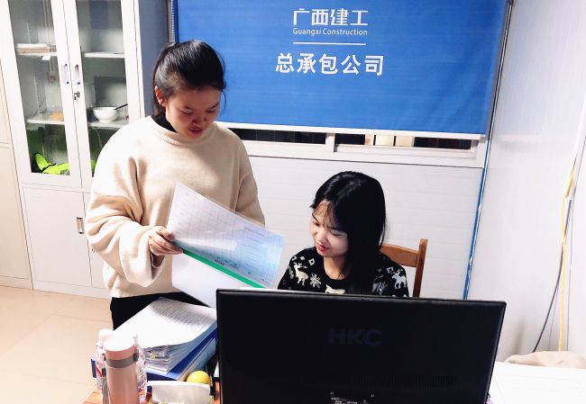 内业工作组加班加点力杏装当日事当日毕”；瓶『 摄.jpg