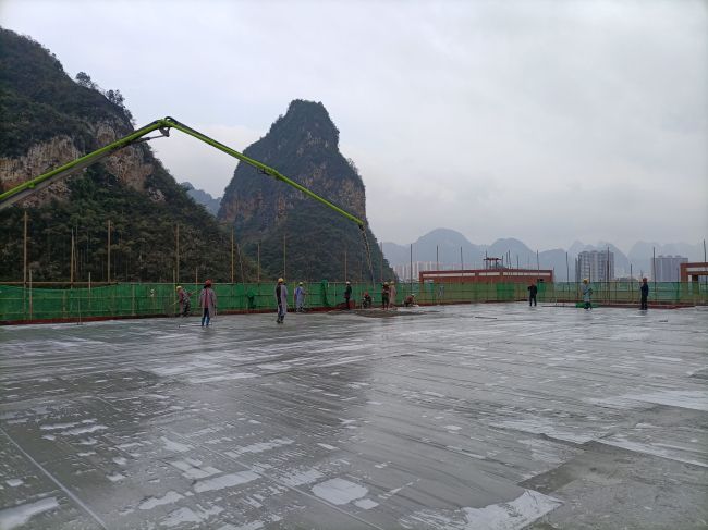 风雨操场食堂屋面层混凝土浇筑现场。陈志健 摄.jpg
