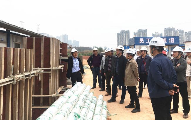 观摩现场，各人当真进建。雷黄冈 摄.jpg