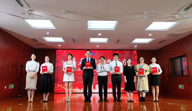 领奖现场。郑诗宝 摄（建图）.jpg