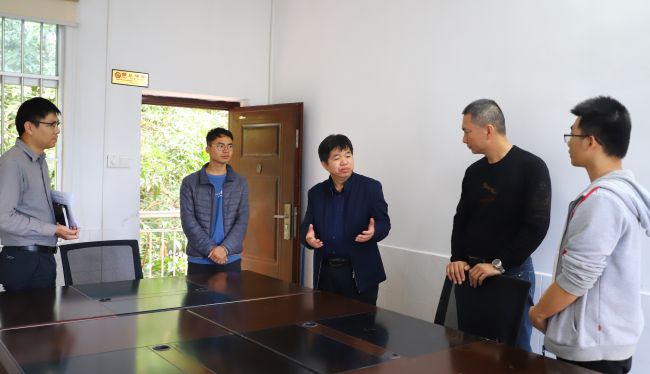 1618280145223507.jpg 岑廷义与选派人员互换 (2).jpg