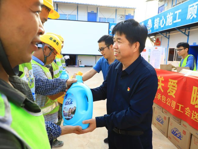 1621932906383241.jpg 发放慰问品(建图).jpg