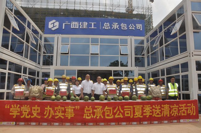 慰问活动合影。王瑾贞 摄（建图）.jpg