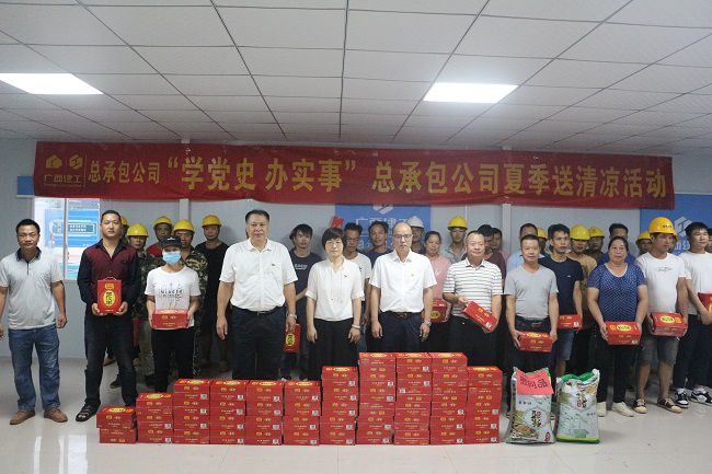 “送清冷”活动合影。张钊林 摄（建图）.jpg