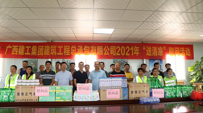合影。杨钰 摄（建图）.jpg