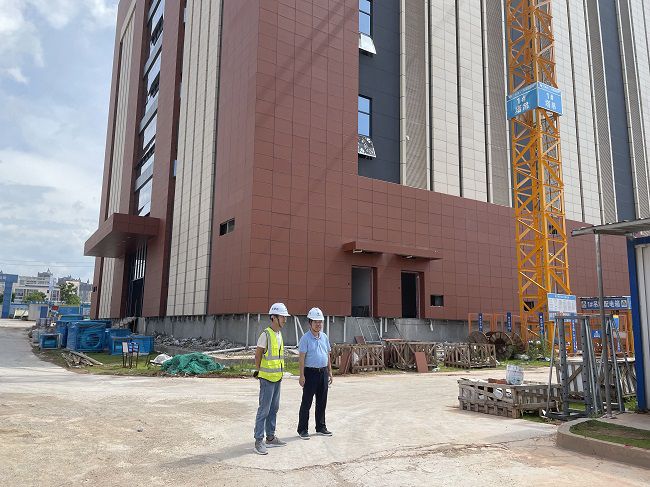 1633740924257674.jpg 岑廷义询问项目情况 林子薇摄(建图).jpg