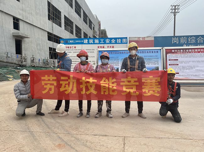 表墙涂料组合影。廖之锭 摄（建图）.jpg