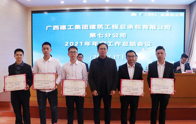 陈祖训为获奖职工宣告证书。周煜川 摄（建图）.jpg