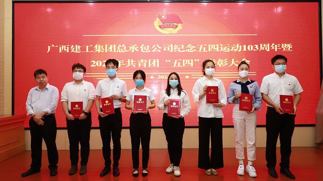 赞美优良团干。 李立云 摄（建图）.jpg