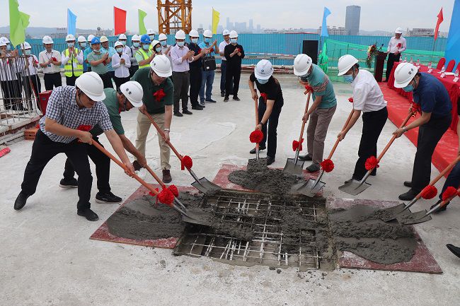 与在场嘉宾一起为封顶浇筑培土。周煜川 摄（建图）.jpg