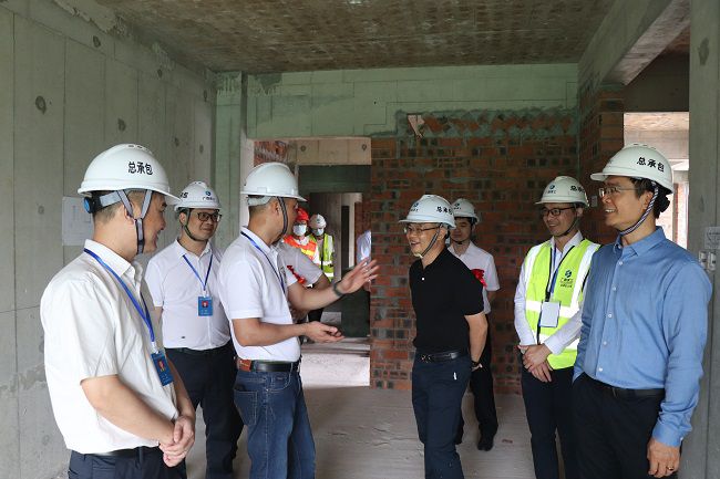 深刻现场检阅建设情况。周煜川 摄（建图）.jpg