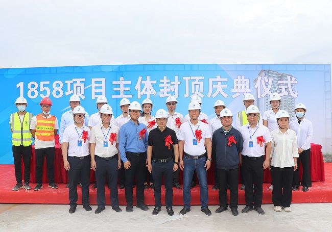 邓少新与在场职工合影留想。周煜川 摄（建图）.jpg