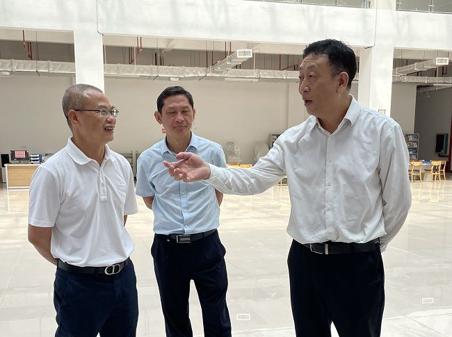 谢瑾瑜（右一）查抄现。ńㄍ迹.jpg