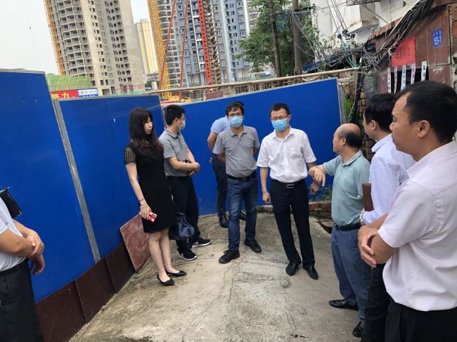 走访周边人民。龚媚媚 摄（建图）.jpg