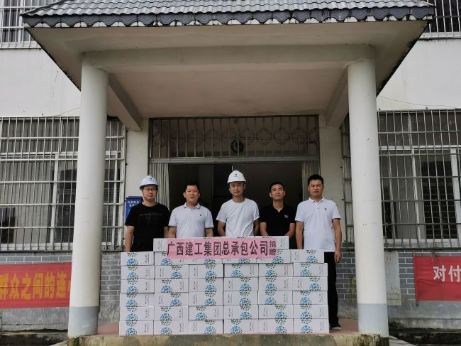 捐赠抗灾物资。谭山泉 摄（建图）.jpg
