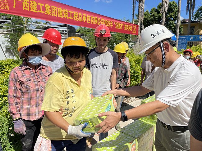 （建图）陆烜为工人发放清冷慰问品。容芝雅 摄.jpg