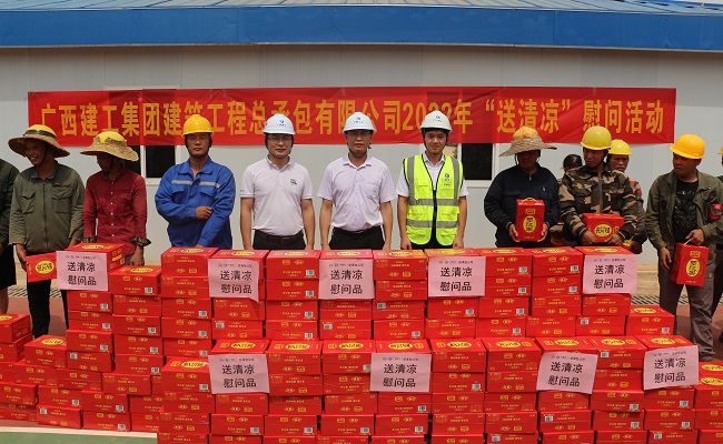 与农名工代表合影留想。张钊林 摄（建图）.jpg