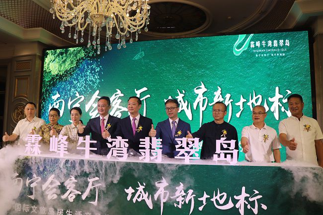 邓少新与参与嘉宾一起合影留想。 周煜川 摄（建图）.jpg