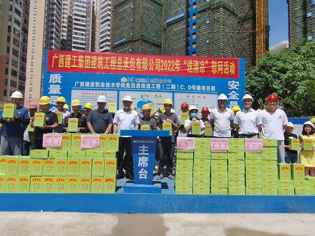 ”送清冷“慰问活动合影。潘文君 摄（建图）.jpg