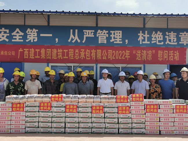 慰问活动合影。王瑾贞 摄（建图）.jpg