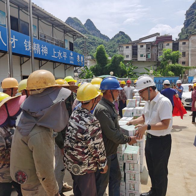 发放慰问品。陈享 摄（建图）.jpg